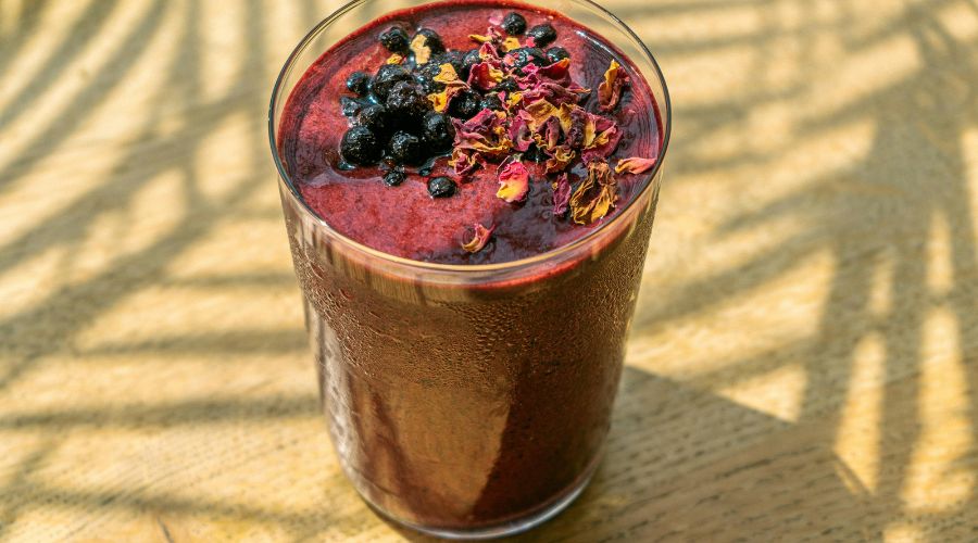 Sunn smoothie med blåbær, jordbær og tyttebær – enkel oppskrift