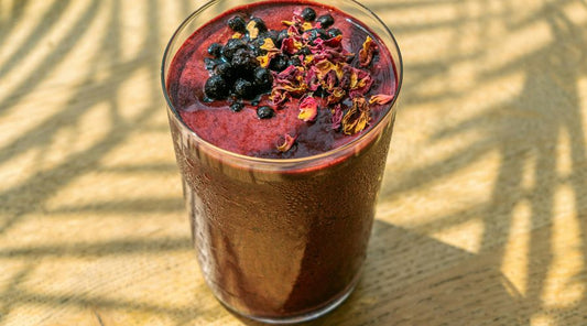 Sunn smoothie med blåbær, jordbær og tyttebær – enkel oppskrift